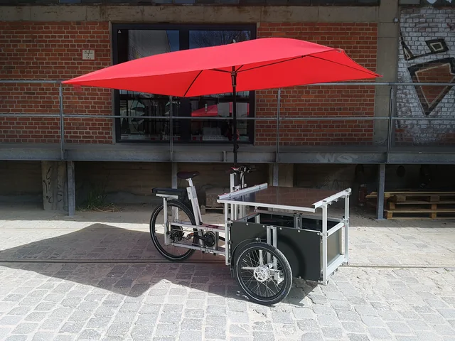 XYZ CARGO TRIKE - with table, umbrella and front door